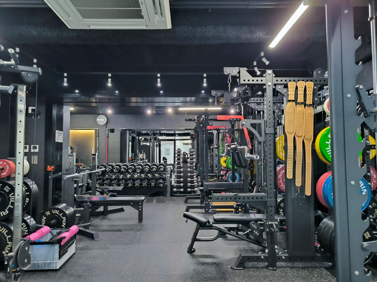 Koi-Fit24のモダンな施設内観